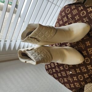 Elegant Cream Quilted Ankle Boots